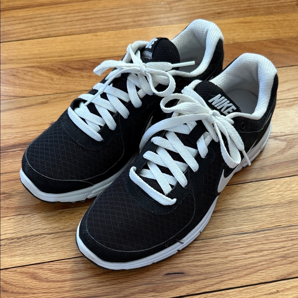Nike Women's Black and White Athletic Shoes